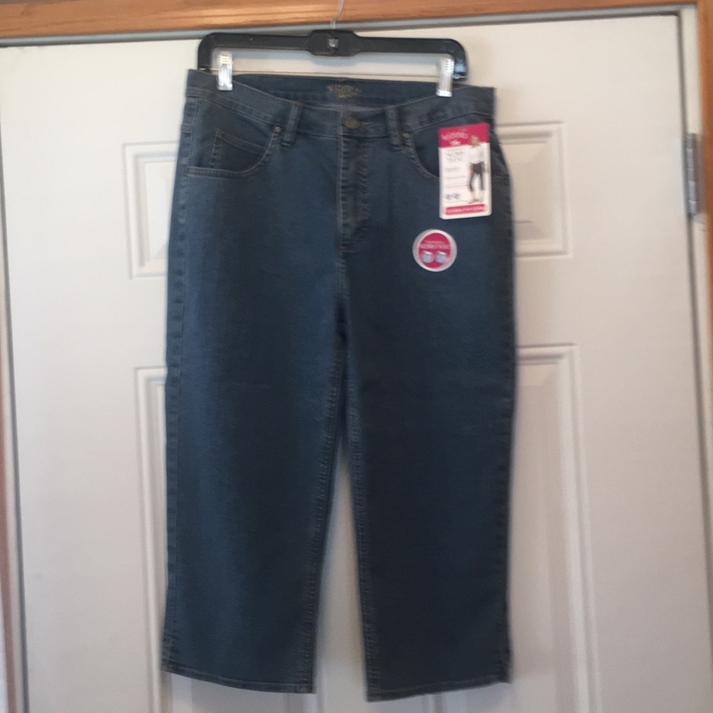 Denim Classic Fit Capri Pamts